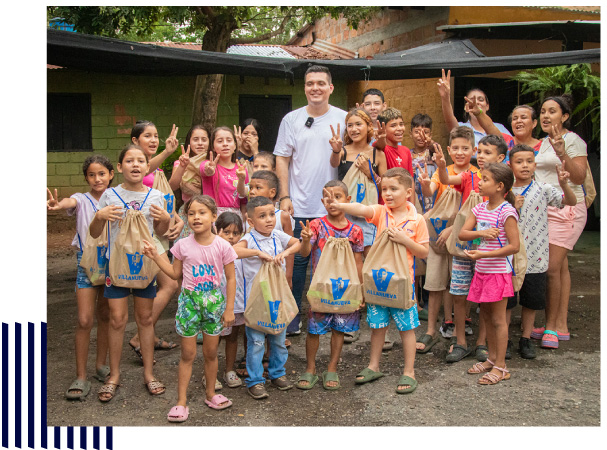 fotos-de-niños-con-el-lider-social-villanueva